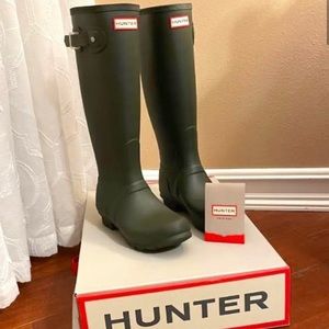 HUNTER Tall Rain Boots - Dark Olive, Sz7
(US)